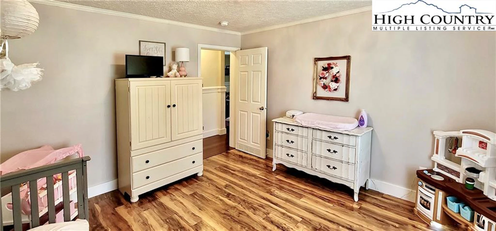 Image number 14 for the current listing