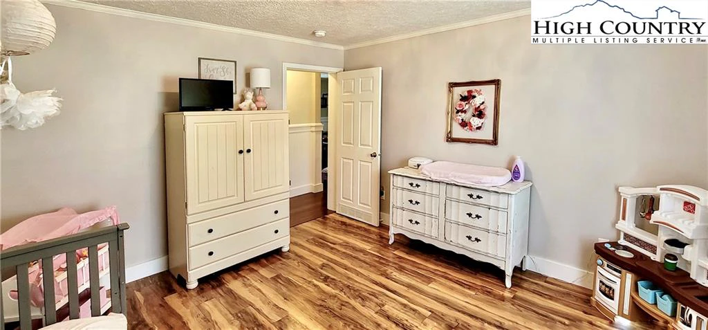 Image number 14 for the current listing