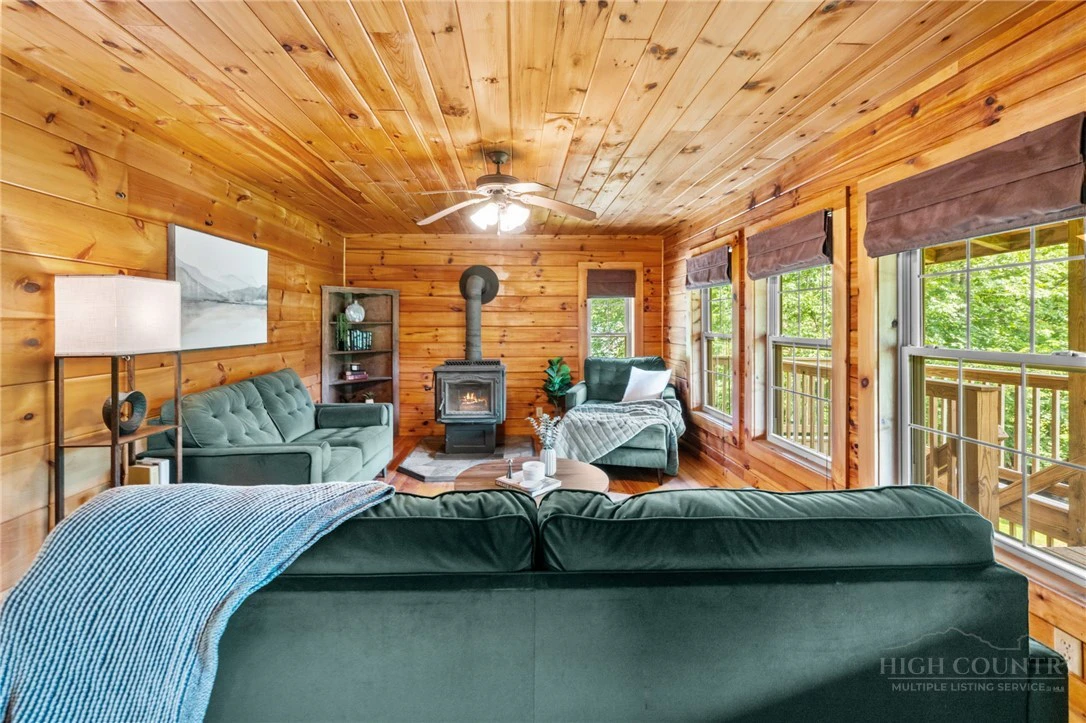 Image number 17 for the current listing