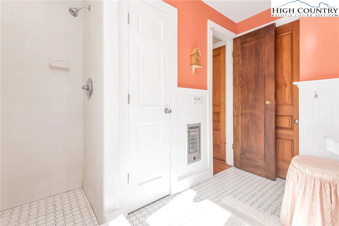 Image number 3 for the current listing