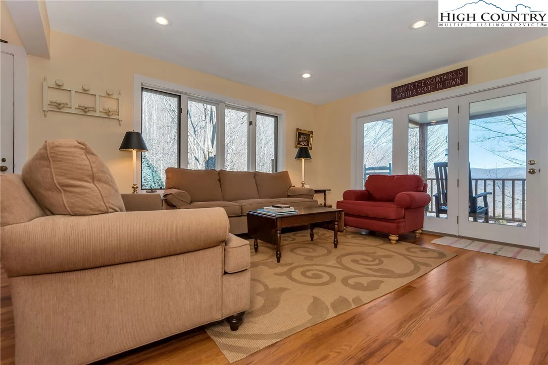 Image number 5 for the current listing
