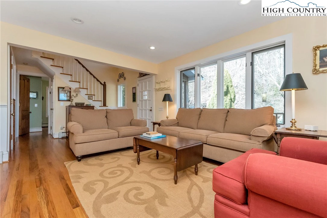 Image number 9 for the current listing