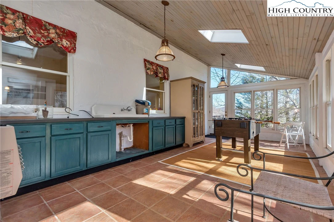 Image number 11 for the current listing
