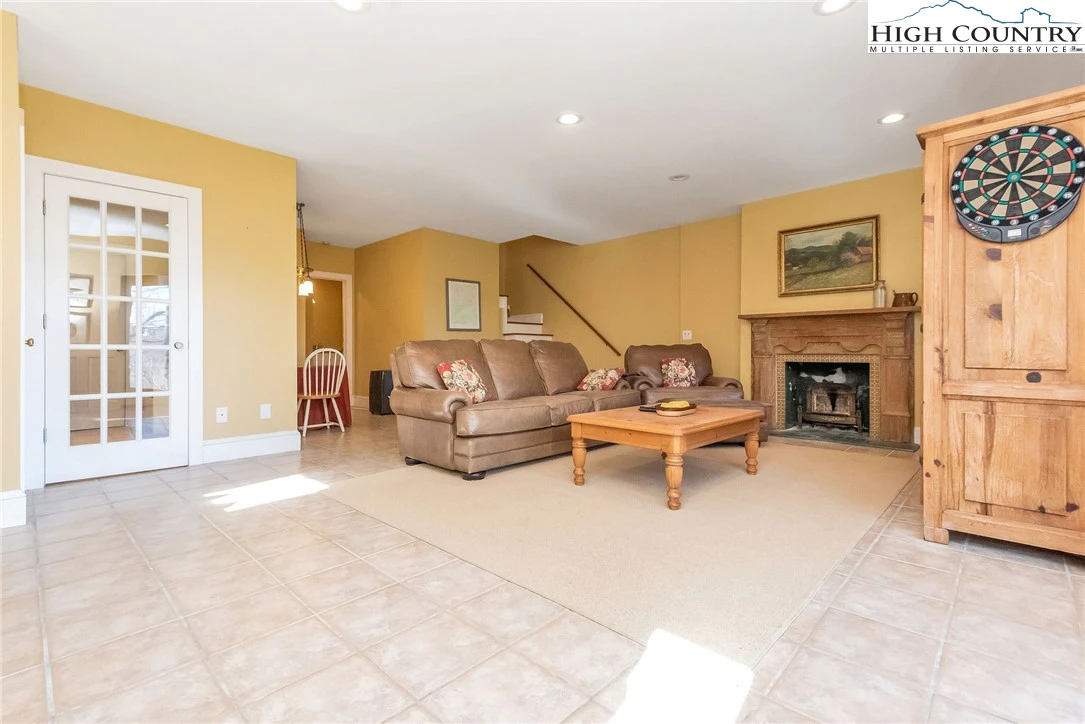 Image number 2 for the current listing