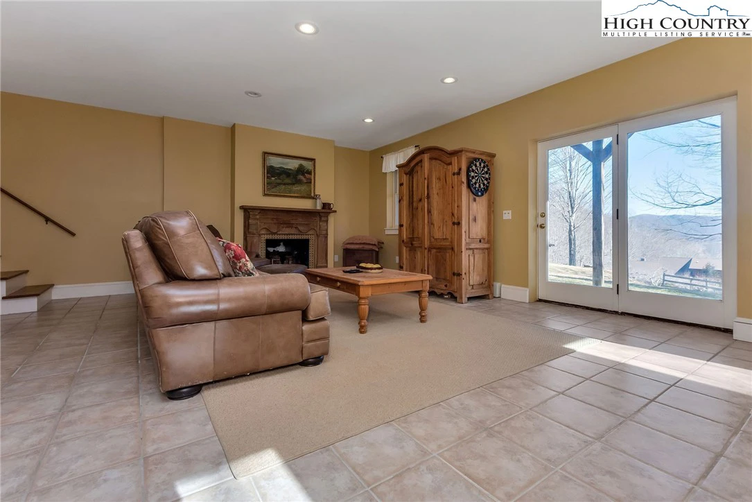 Image number 13 for the current listing