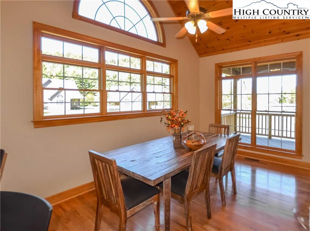 Image number 19 for the current listing