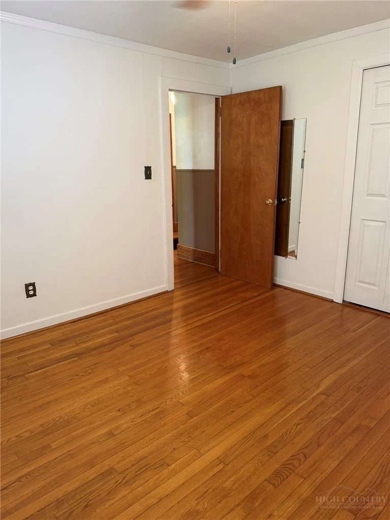 Image number 3 for the current listing