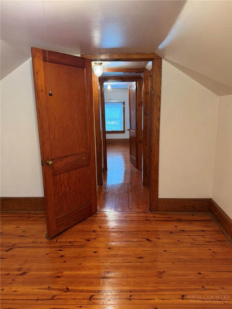 Image number 9 for the current listing
