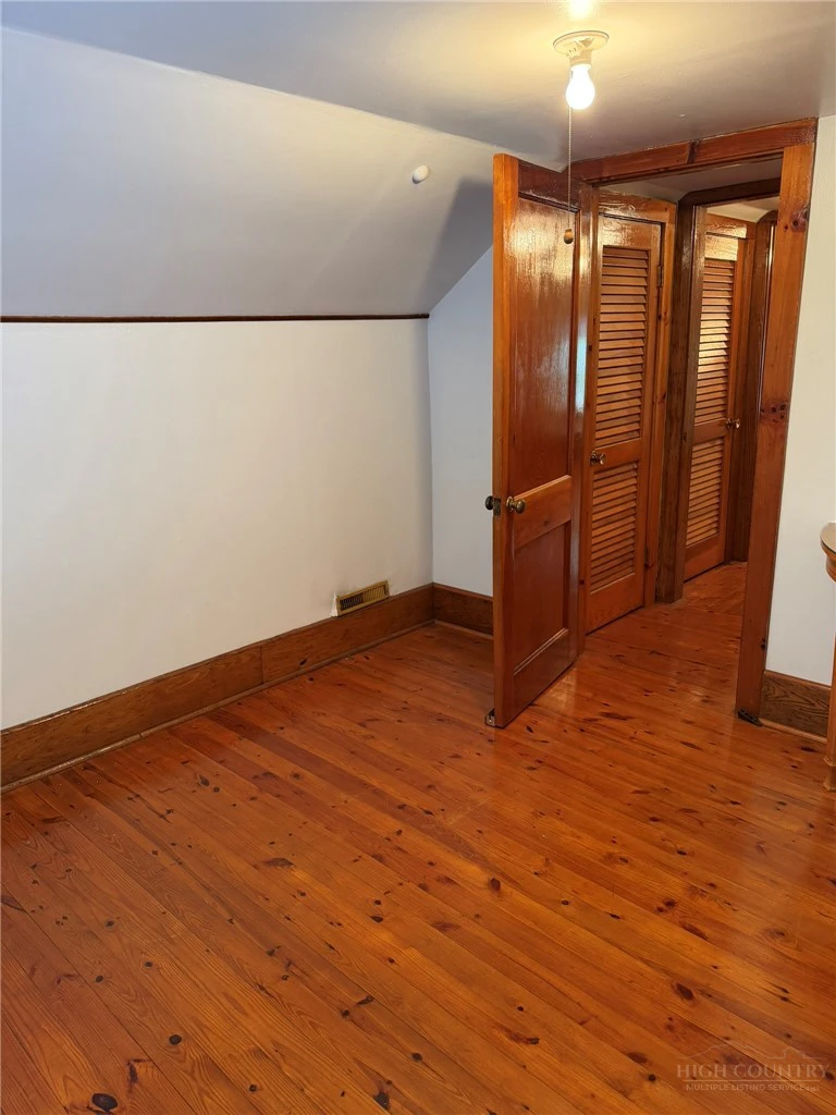 Image number 11 for the current listing