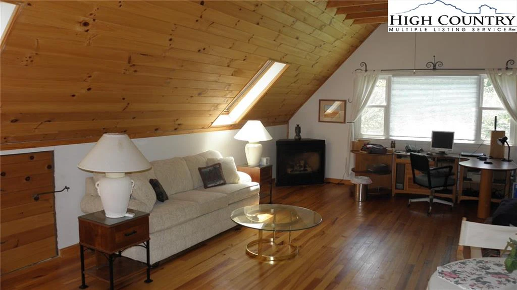 Image number 9 for the current listing