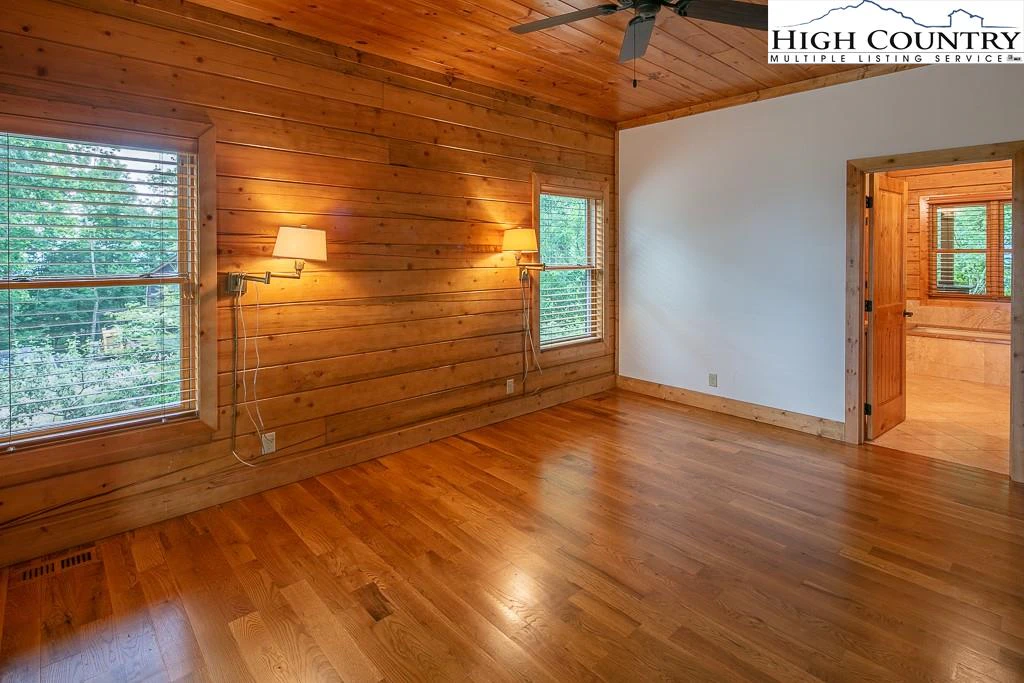 Image number 8 for the current listing
