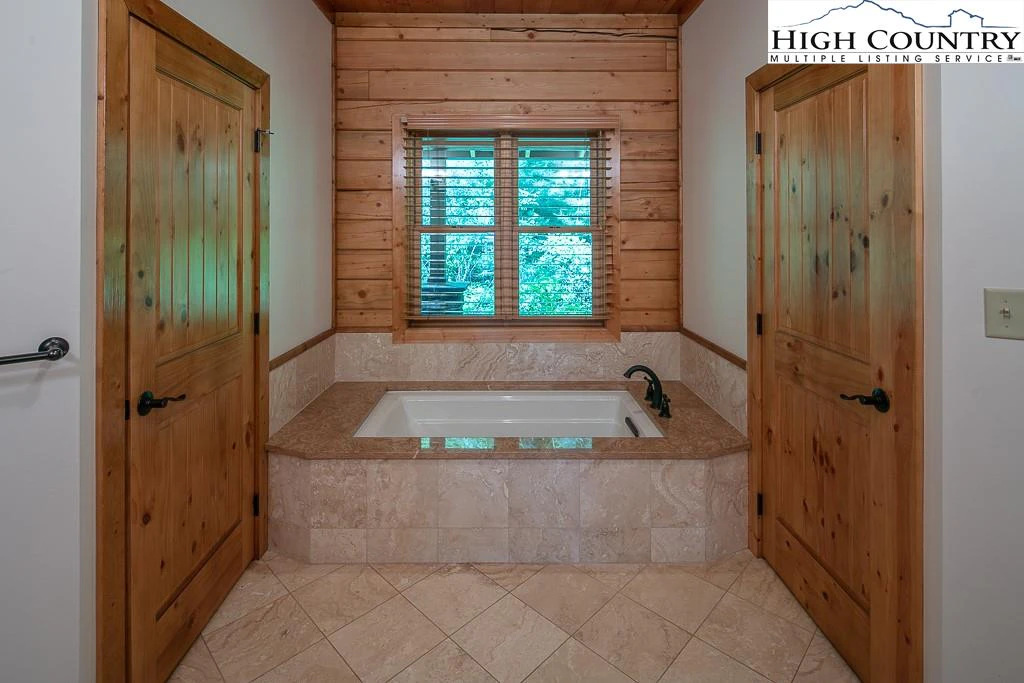 Image number 9 for the current listing