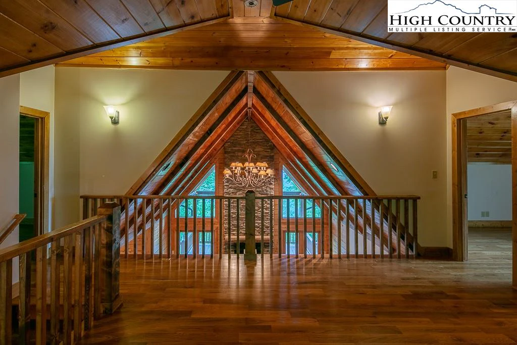 Image number 15 for the current listing
