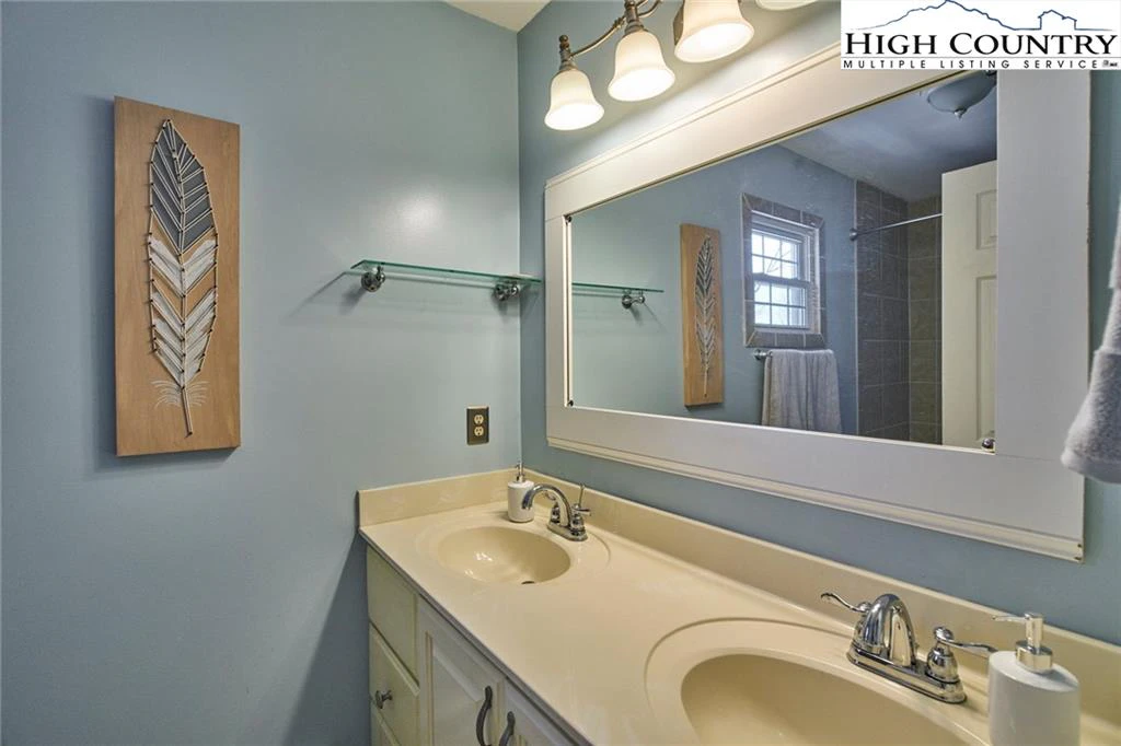 Image number 14 for the current listing