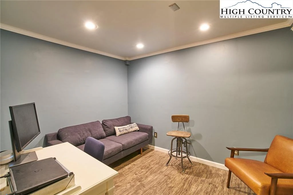 Image number 3 for the current listing