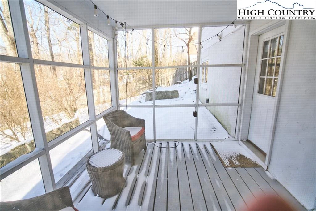 Image number 9 for the current listing