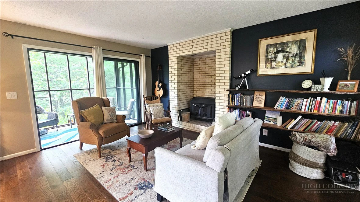 Image number 15 for the current listing