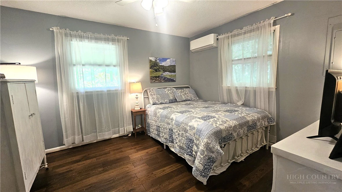 Image number 21 for the current listing
