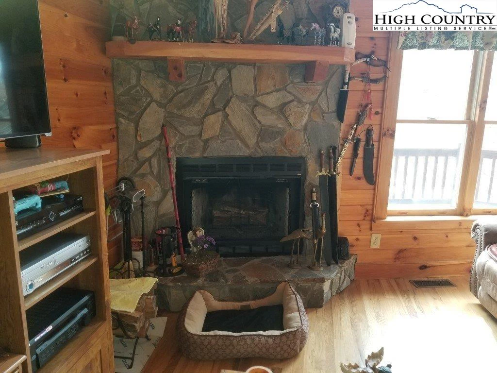 Image number 15 for the current listing