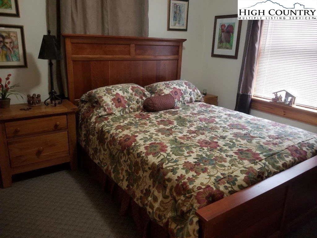 Image number 13 for the current listing
