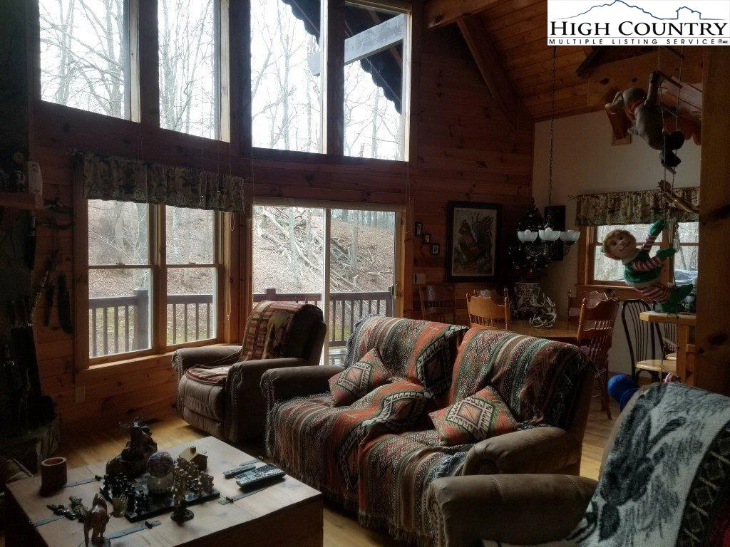 Image number 19 for the current listing