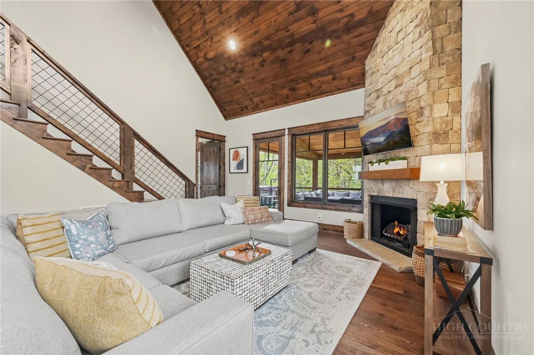 Image number 9 for the current listing
