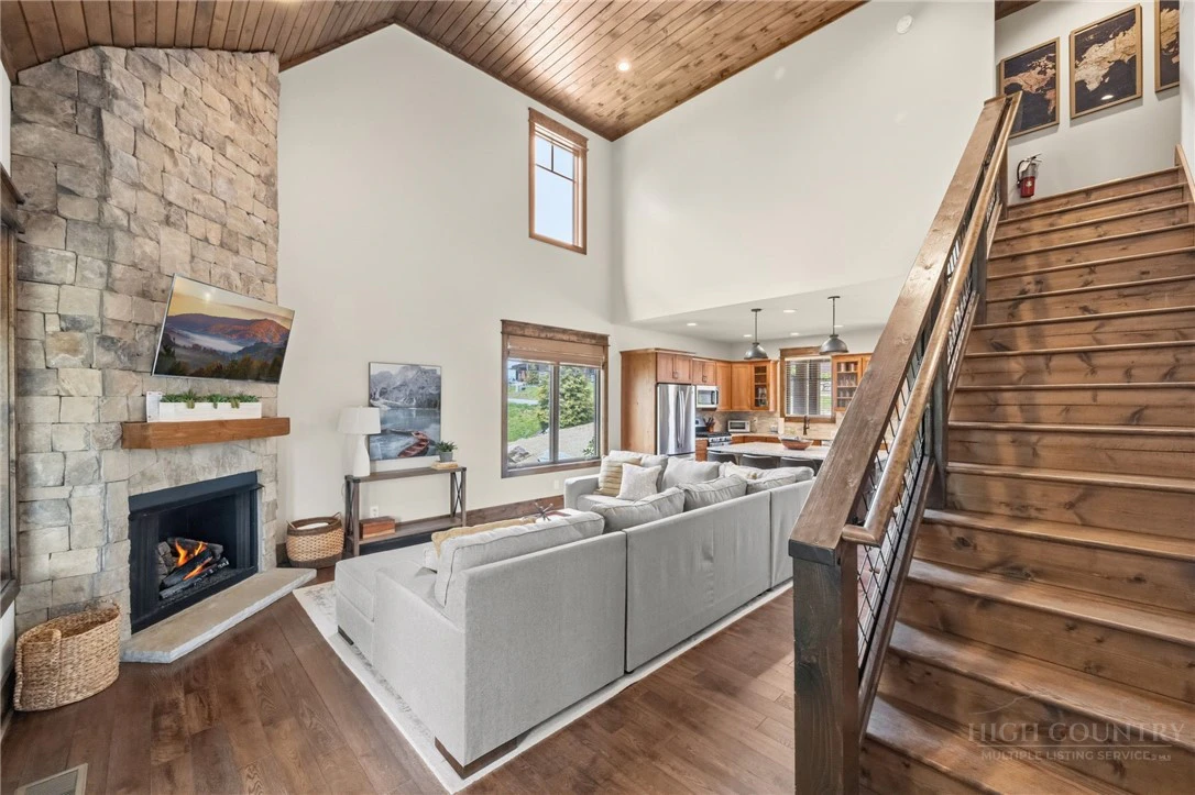 Image number 11 for the current listing