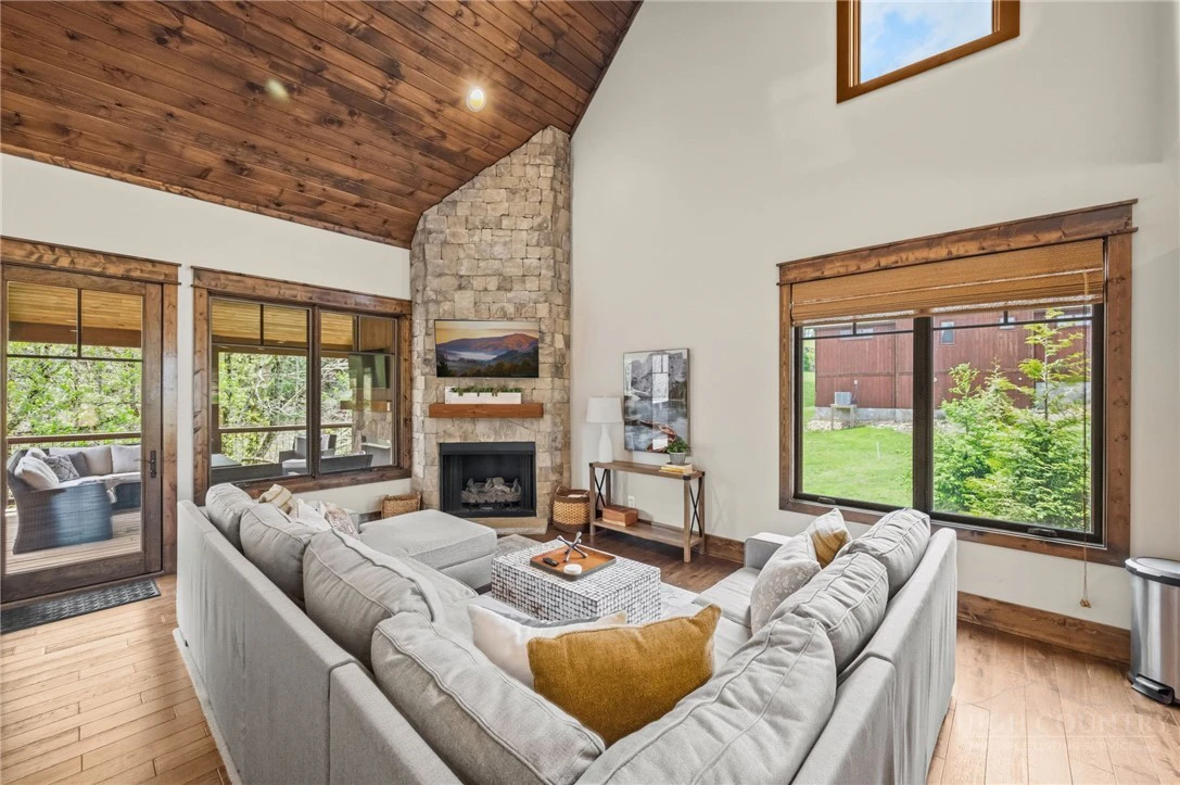 Image number 17 for the current listing