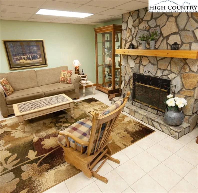 Image number 18 for the current listing