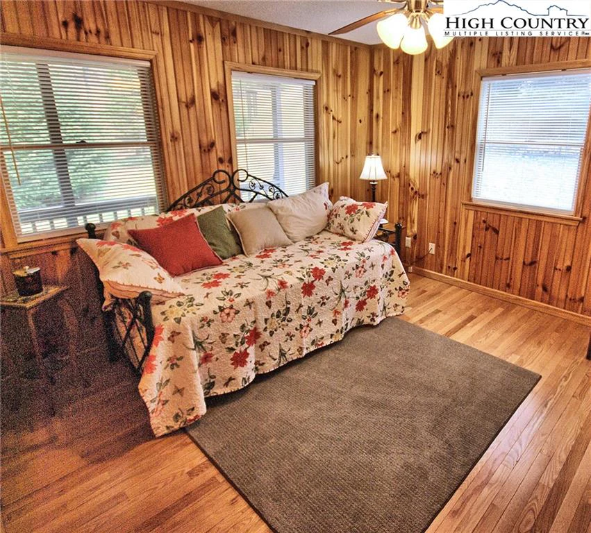Image number 21 for the current listing