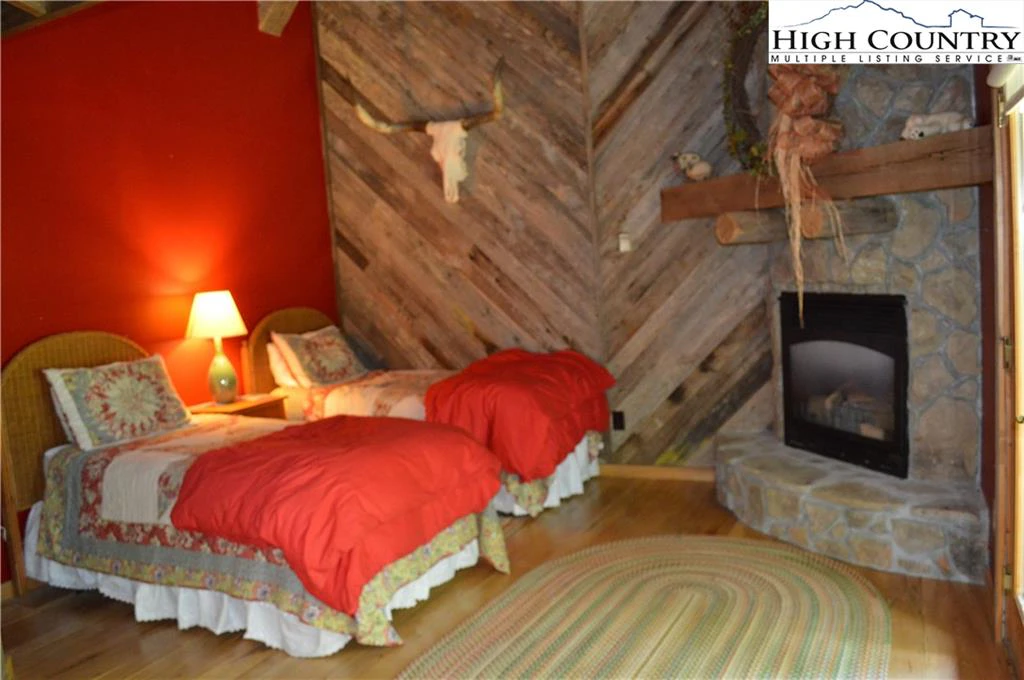 Image number 8 for the current listing