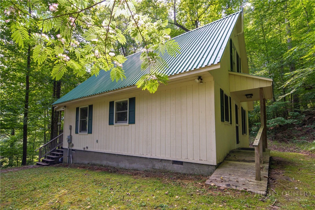 Image number 19 for the current listing