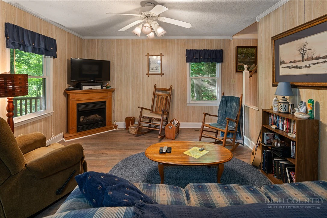 Image number 4 for the current listing