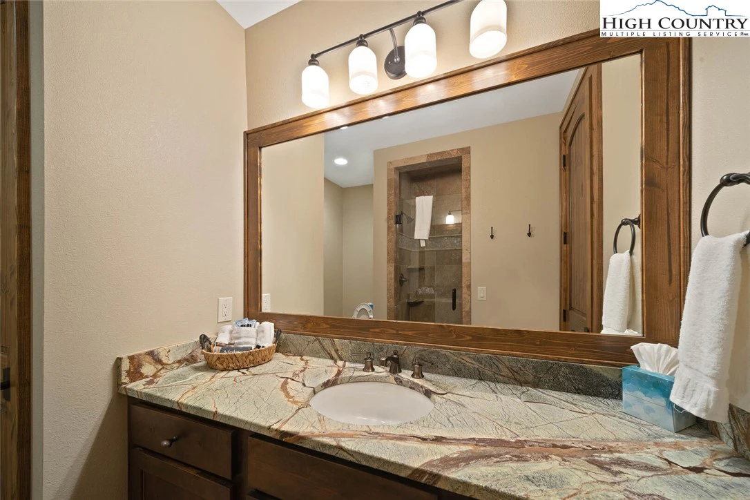 Image number 5 for the current listing