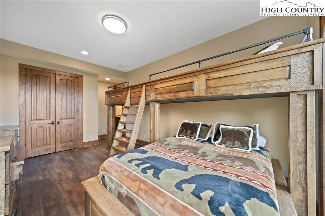 Image number 6 for the current listing