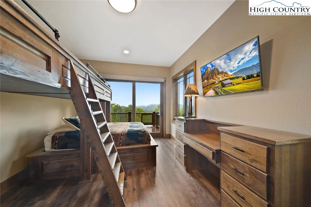 Image number 7 for the current listing