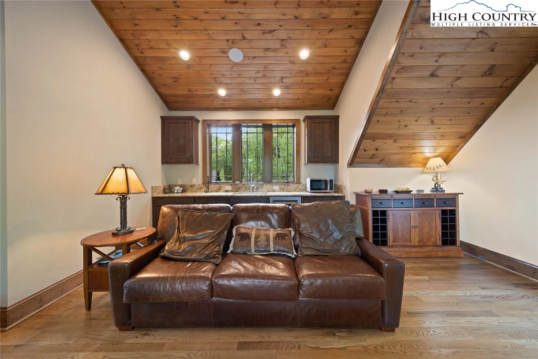 Image number 9 for the current listing