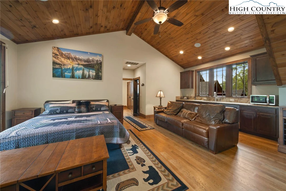 Image number 10 for the current listing