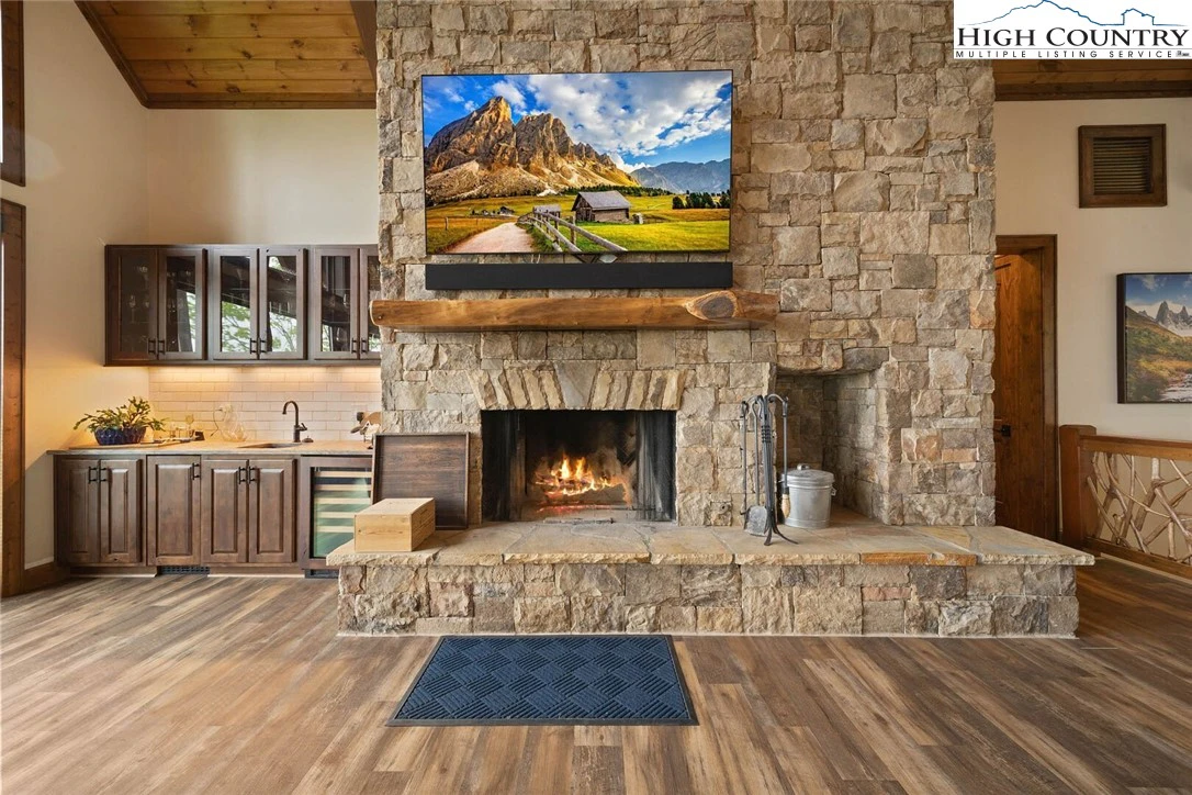 Image number 15 for the current listing