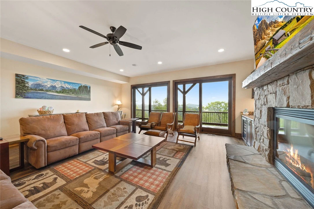 Image number 11 for the current listing