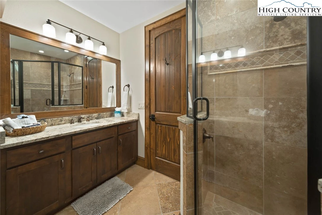 Image number 3 for the current listing