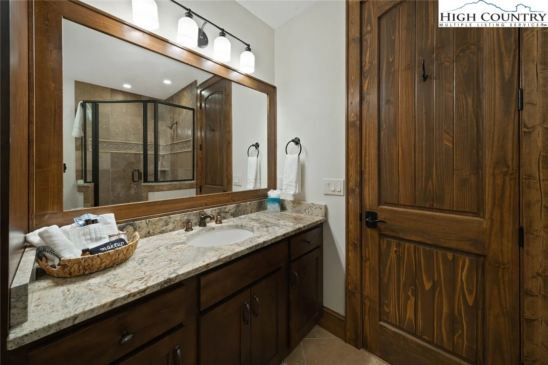 Image number 4 for the current listing