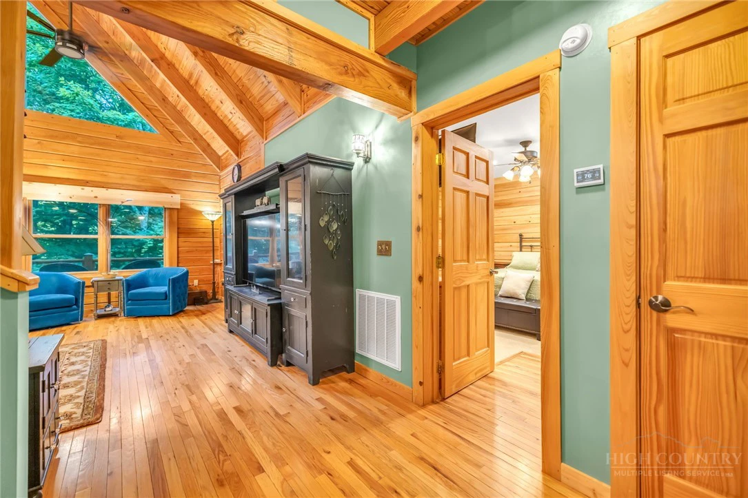 Image number 8 for the current listing