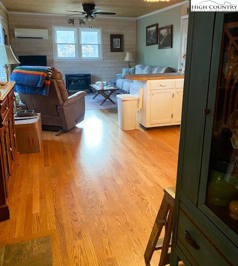 Image number 4 for the current listing