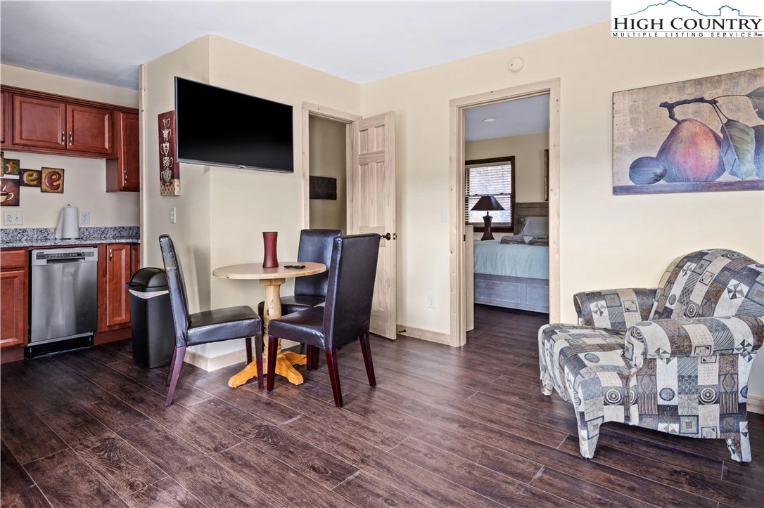 Image number 7 for the current listing