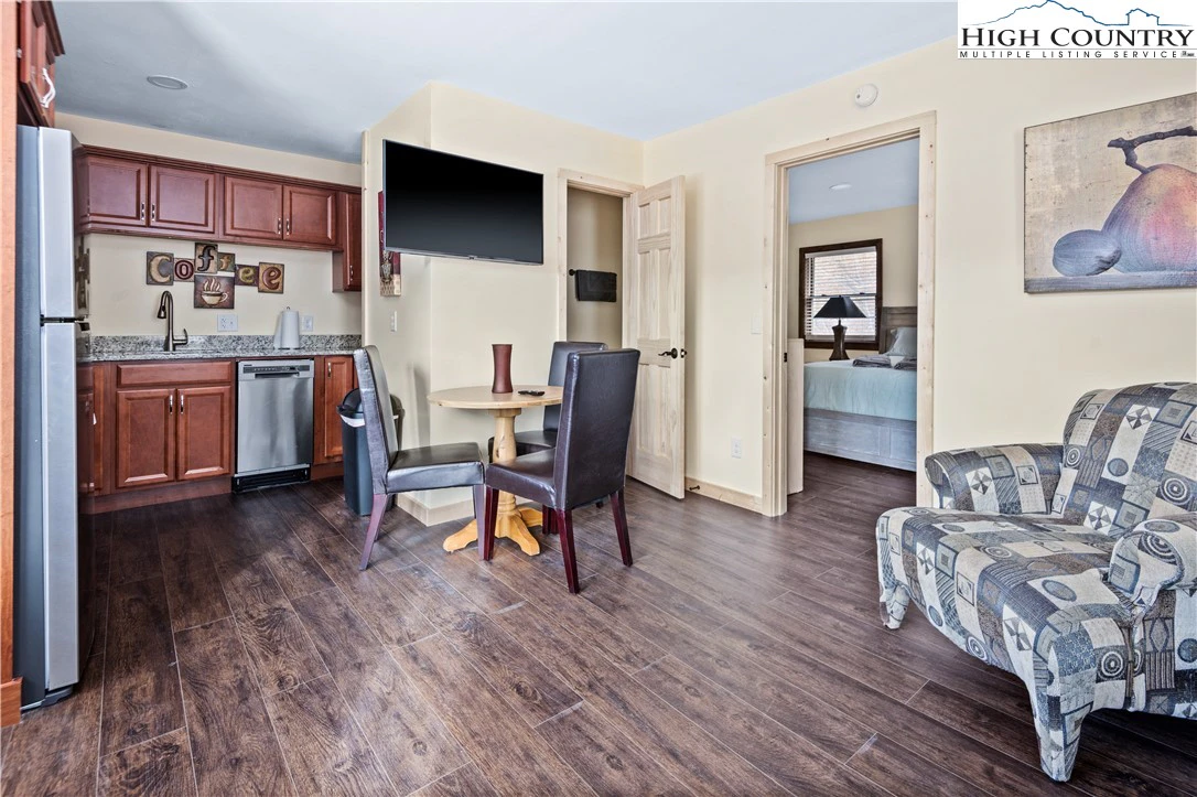 Image number 8 for the current listing