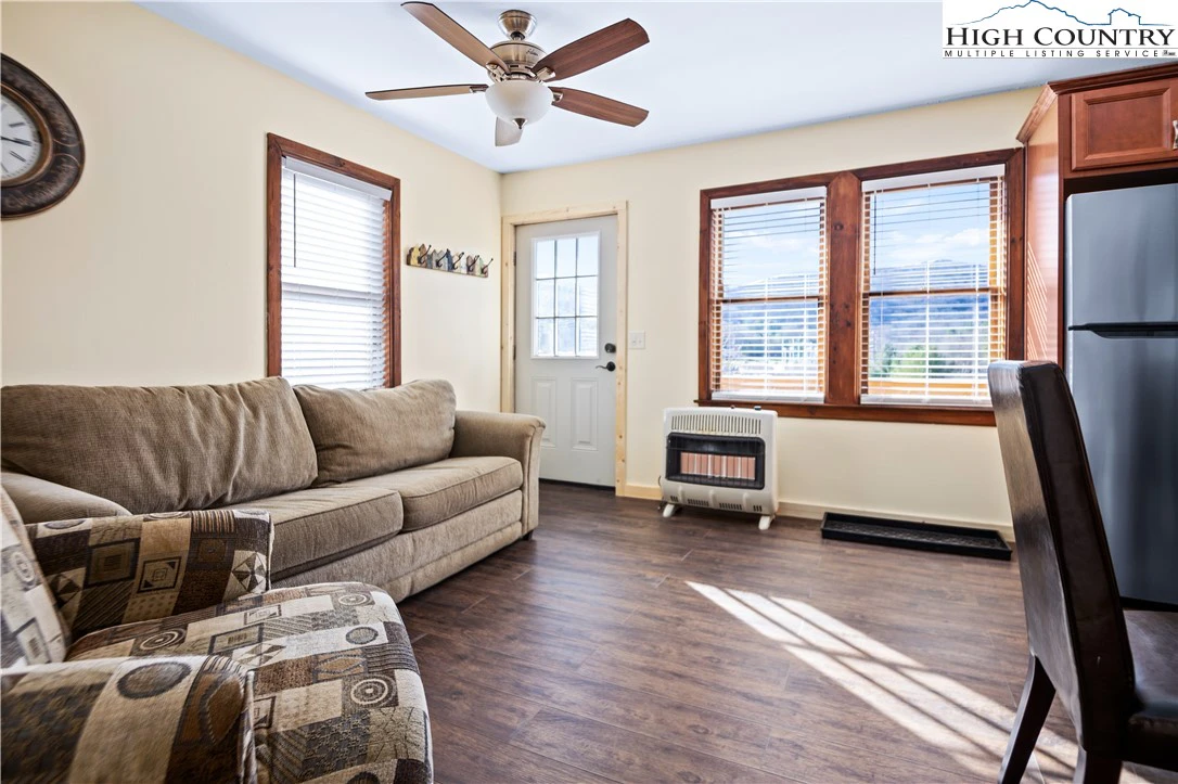 Image number 9 for the current listing