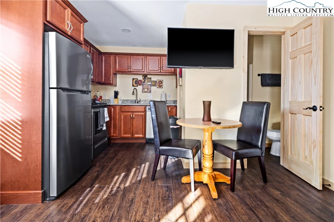 Image number 2 for the current listing