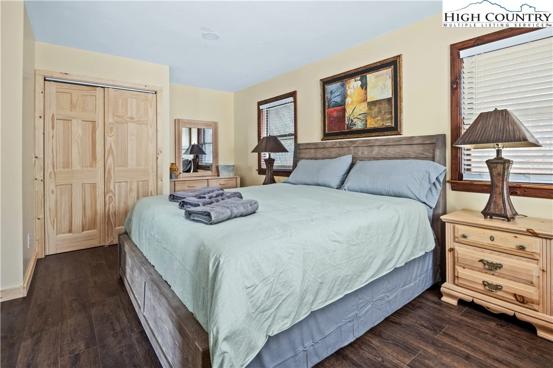 Image number 13 for the current listing
