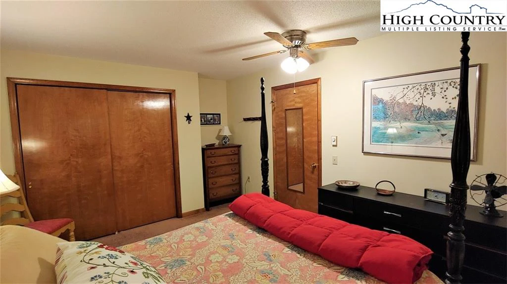 Image number 19 for the current listing